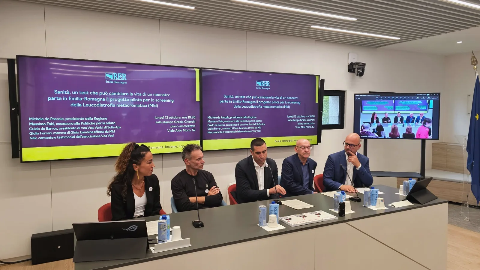 Giulia Ferrari, Nek, Michele de Pascale, Massimo Fabi e Guido De Barros al tavolo della conferenza stampa a Bologna.