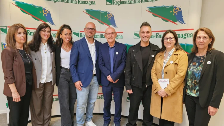 Foto di gruppo al termine della conferenza sullo screening MLD, con Giulia Ferrari, Guido De Barros, Massimo Fabi, Nek e altre partecipanti.